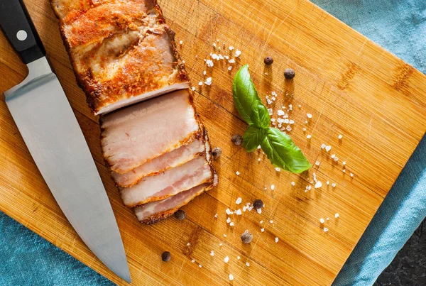 Kavrulmuş domuz yağı bir parça görünümünü ahşap kesme tahtası üzerinde kapatın