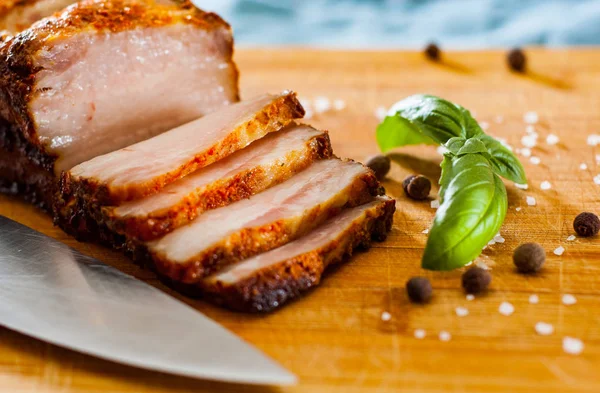 Kavrulmuş domuz yağı bir parça görünümünü ahşap kesme tahtası üzerinde kapatın