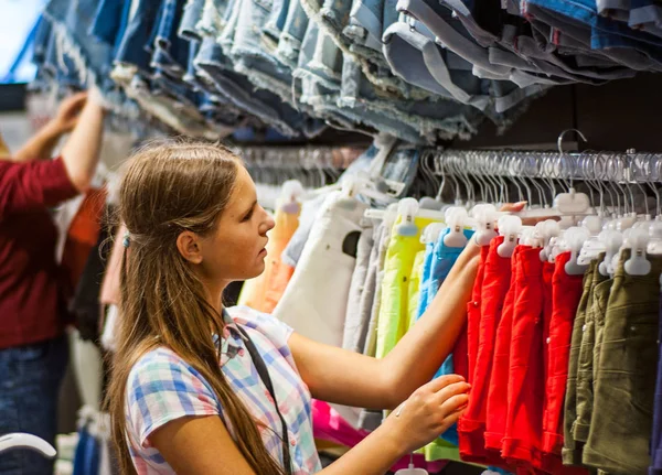 Adolescente Ragazza Shopping Vestiti All Interno Negozio Abbigliamento Centro Commerciale — Foto Stock