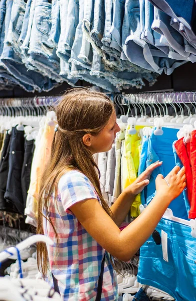 Tonårig Flicka Shoppa Kläder Inuti Klädaffär Shopping Center — Stockfoto