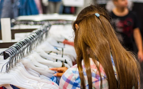 Adolescente Menina Compras Para Roupas Dentro Loja Roupas Shopping Center — Fotografia de Stock