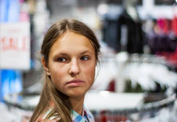 Εφηβικό Κορίτσι Ψώνια Για Ρούχα Μέσα Κατάστημα Ενδυμάτων Στο Εμπορικό — Φωτογραφία Αρχείου