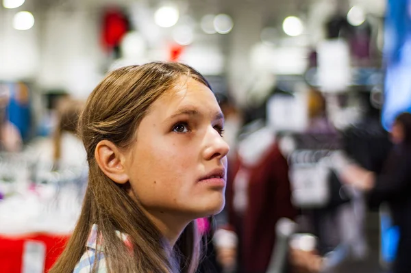 Tonårig Flicka Shoppa Kläder Inuti Klädaffär Shopping Center — Stockfoto