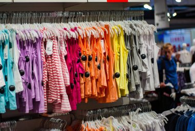 Minsk, Beyaz Rusya - 17 Temmuz 2018: Satılık kıyafet mağazasında alışveriş merkezi içinde