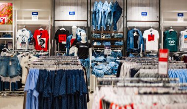 Minsk, Beyaz Rusya - 21 Temmuz 2018: Satılık kıyafet mağazasında alışveriş merkezi içinde