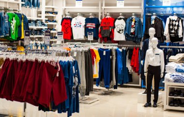 Minsk, Beyaz Rusya - 21 Temmuz 2018: Satılık kıyafet mağazasında alışveriş merkezi içinde