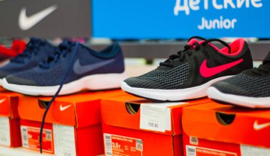 Minsk, Beyaz Rusya - 21 Temmuz 2018: Fuar nike spor ayakkabı mağazasında