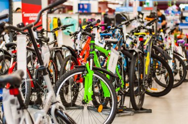 Minsk, Beyaz Rusya - 21 Temmuz 2018: yeni modern bisiklet spor mağazasında satış