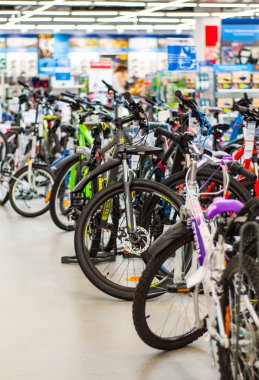 Minsk, Beyaz Rusya - 21 Temmuz 2018: yeni modern bisiklet spor mağazasında satış