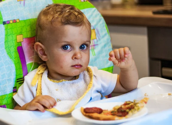 Маленький Хлопчик Сидить Стільці Шматочок Піци Тарілці Нездорова Їжа — стокове фото