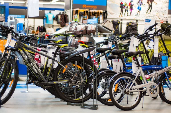 Minsk, Beyaz Rusya - 21 Temmuz 2018: yeni modern bisiklet spor mağazasında satış