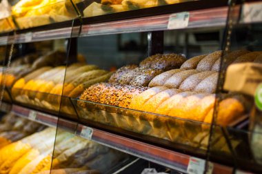 bir süpermarkette ekmek ile raflar