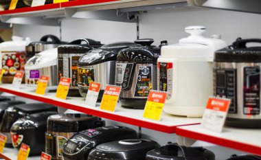 Minsk, Beyaz Rusya - 21 Temmuz 2018: Görünümünü çeşitli marka çok Ocak süpermarkette rafta