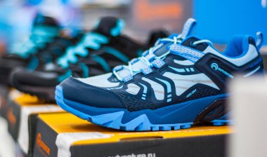 Minsk, Beyaz Rusya - 21 Temmuz 2018: Ayakkabı mağaza rafındaki