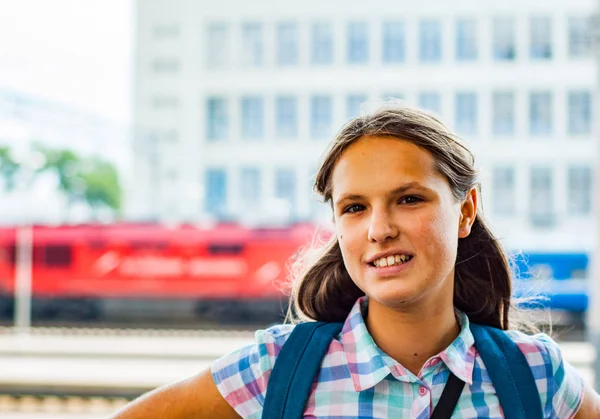 Jovem Adolescente Menina Viajando Sozinho Estação Trem — Fotografia de Stock