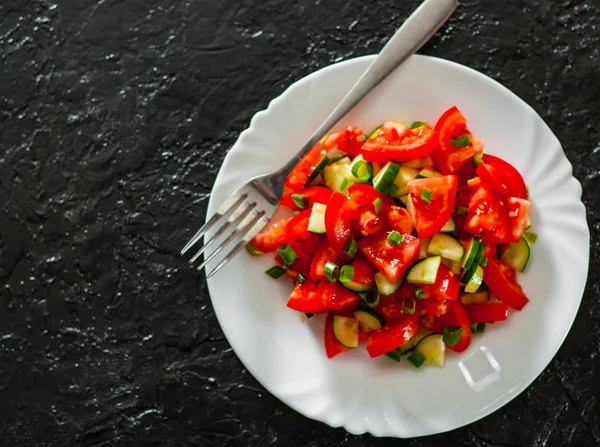 Frischer Gemüsesalat Mit Tomaten Gurken Und Grünen Zwiebeln Weißem Teller — Stockfoto