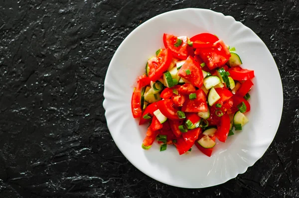 Frischer Gemüsesalat Mit Tomaten Gurken Und Grünen Zwiebeln Weißem Teller — Stockfoto