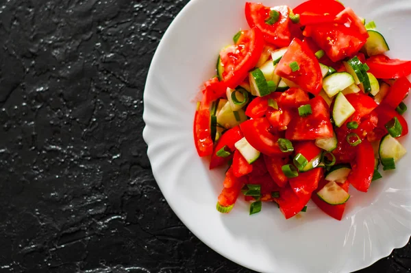 Fresh Vegetable Salad Tomato Cucumber Green Onion White Plate Black — Stock Photo, Image