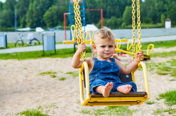 Junge Amüsiert Sich Auf Schaukel Frühlingspark — Stockfoto