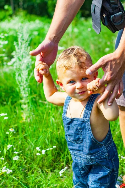 Retrato Menino Com Olhos Azuis Parque Confie Mãos Família Filho — Fotografia de Stock