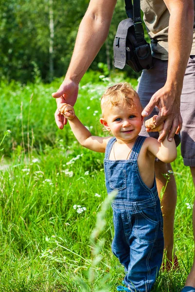 Ritratto Bambino Con Gli Occhi Azzurri Nel Parco Fiducia Mani — Foto Stock