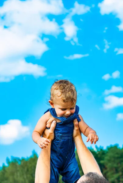 Hände Des Vaters Heben Seinen Kleinen Sohn Einem Sonnigen Tag — Stockfoto