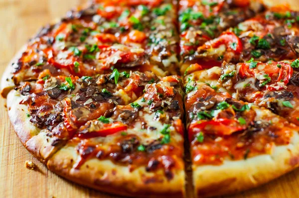 Pizza Rebanada Con Queso Mozzarella Champiñones Tomates Pimienta Especias Albahaca — Foto de Stock