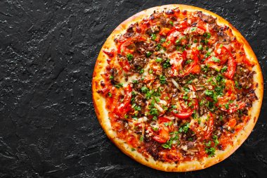 Pizza Mozzarella peyniri, mantar, domates, biber, baharat ve taze fesleğen. İtalyan pizza. siyah arka plan üzerine. kopya alanı ile. üstten görünüm