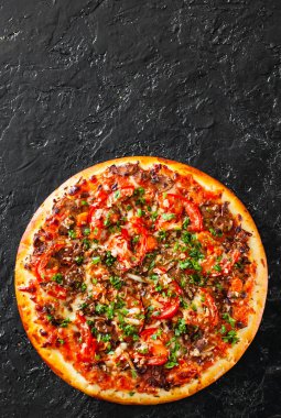 Pizza Mozzarella peyniri, mantar, domates, biber, baharat ve taze fesleğen. İtalyan pizza. siyah arka plan üzerine. kopya alanı ile. üstten görünüm