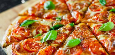 Pizza Mozzarella peyniri ile dilimlenmiş, domates, biber, baharat ve taze fesleğen. İtalyan pizza. Pizza Margherita veya Margarita