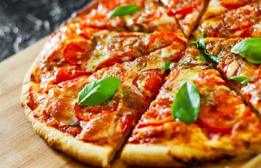Pizza Mozzarella peyniri ile dilimlenmiş, domates, biber, baharat ve taze fesleğen. İtalyan pizza. Pizza Margherita veya Margarita