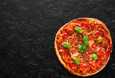 Pizza Mozzarella peyniri, domates, biber, baharat ve taze fesleğen. İtalyan pizza. Pizza Margherita veya Margarita. siyah arka plan üzerine. kopya alanı ile. üstten görünüm