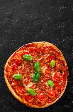 Pizza Mozzarella peyniri, domates, biber, baharat ve taze fesleğen. İtalyan pizza. Pizza Margherita veya Margarita. siyah arka plan üzerine. kopya alanı ile. üstten görünüm