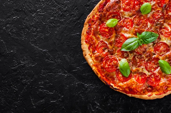 Pizza Serem Mozzarella Pomidory Papryka Przyprawy Świeżą Bazylią Włoska Pizza — Zdjęcie stockowe