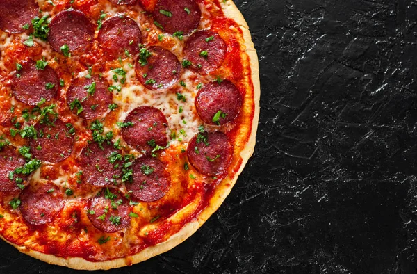 Pizza Pepperoni Con Queso Mozzarella Salami Tomates Pimienta Especias Albahaca — Foto de Stock