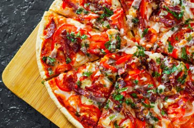 dilimlenmiş Pizza Mozzarella peyniri, jambon, domates, salam, biber, pastırma, biber, baharat ve taze fesleğen. İtalyan pizza