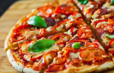 dilim Pizza ile Mozzarella peyniri, jambon, domates, salam, biber, biber baharat ve taze fesleğen. İtalyan pizza