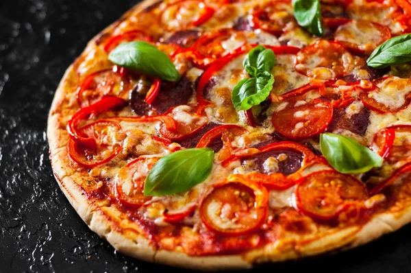 Pizza Mit Mozzarella Schinken Tomaten Salami Pfeffer Pfefferoni Gewürzen Und — Stockfoto