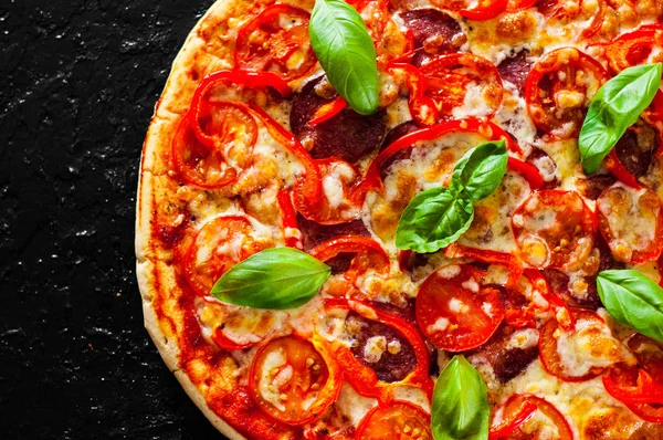 Pizza Mit Mozzarella Schinken Tomaten Salami Pfeffer Pfefferoni Gewürzen Und — Stockfoto