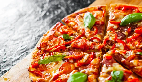 Pizzascheiben Mit Mozzarella Schinken Tomaten Salami Pfeffer Pfefferoni Und Frischem — Stockfoto