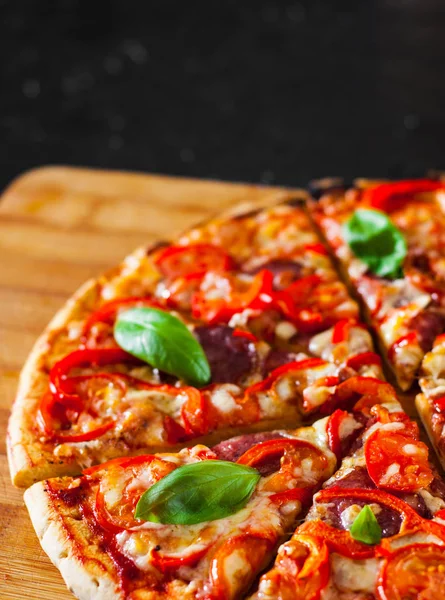 Pizza Met Mozzarella Sneetjes Kaas Tomaten Ham Salami Peper Specerijen — Stockfoto