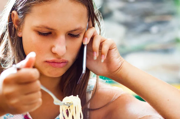 Porträtt Ung Tonåring Flicka Äter Spagetti Pasta Och Pratar Telefon — Stockfoto