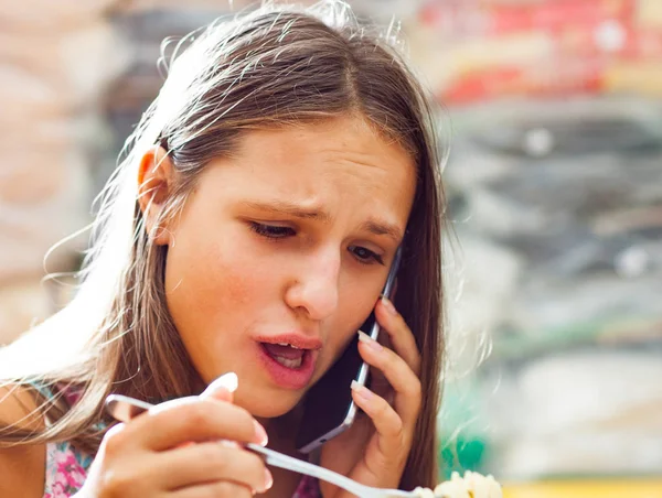 若いティーンエー ジャー女の子食べるスパゲッティ パスタと電話で話すの肖像画 — ストック写真