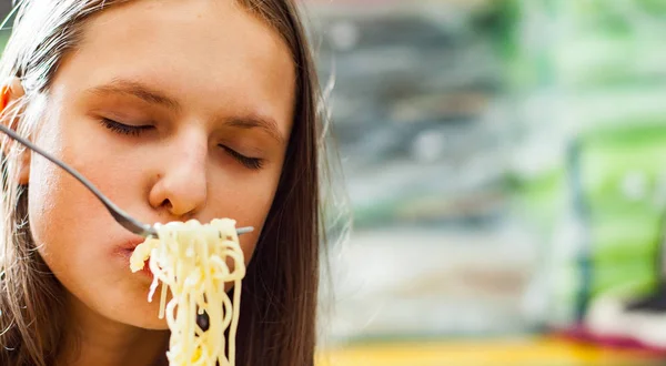 代の女の子を食べるスパゲティのパスタの肖像画 — ストック写真