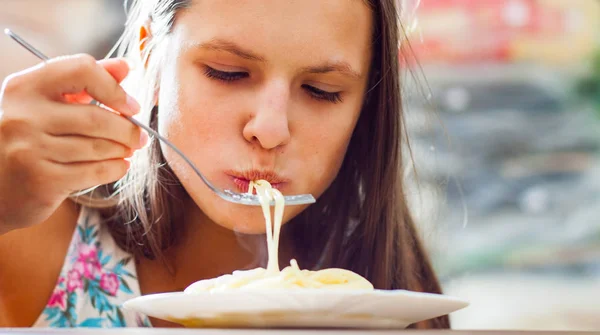 代の女の子を食べるスパゲティのパスタの肖像画 — ストック写真