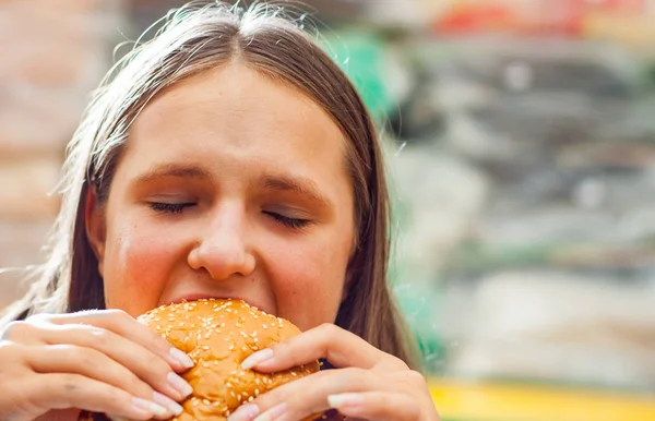 Portrait Young Teenage Girl Eat Burger Girl Trying Eat Fast — Stock Photo, Image