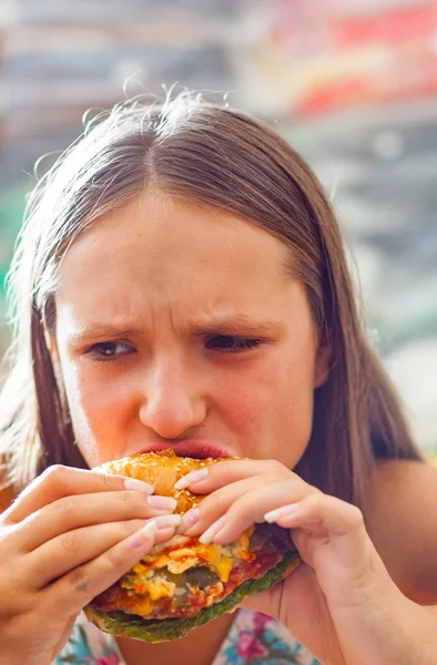 Portret Van Jonge Tienermeisje Eten Hamburger Meisje Probeert Eten Fastfood — Stockfoto