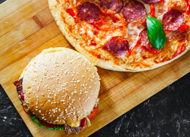 sığır patty domates soğan ile pastırma peynirli hamburger ve Pizza Mozzarella peyniri, jambon, domates, salam, biber, biber baharat ve taze fesleğen