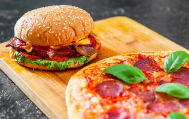 sığır patty domates soğan ile pastırma peynirli hamburger ve Pizza Mozzarella peyniri, jambon, domates, salam, biber, biber baharat ve taze fesleğen