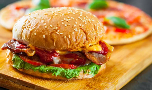 Pizza Mozzarellą Boczku Ser Burger Wołowiny Patty Pomidor Cebula Ser — Zdjęcie stockowe
